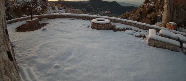 La neige posée sur la terrasse et le mur de pierre, en janvier.