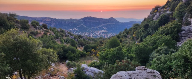 Coucher de soleil sur la vallée de Douma depuis le sentier au-dessus du domaine.